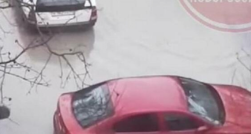 «В Новороссийске каждая машина должна быть немного подводной лодкой»: в Instagram горожане обсуждают тонущее в воде авто