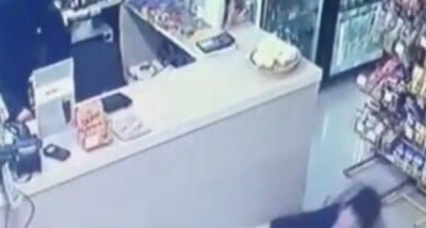Ударили продавщицу и обчистили кассу. Ограбление круглосуточного магазина в Новороссийске попало на видео