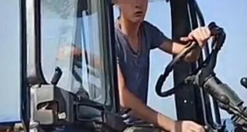 Анапа не перестает удивлять: тракторист на пляже обматерил туриста