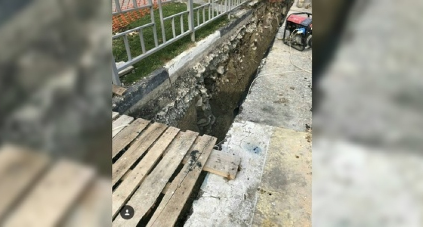 Ученикам одной из школ Новороссийска приходится преодолевать 2-метровую траншею по шатающимся доскам, чтобы попасть на уроки