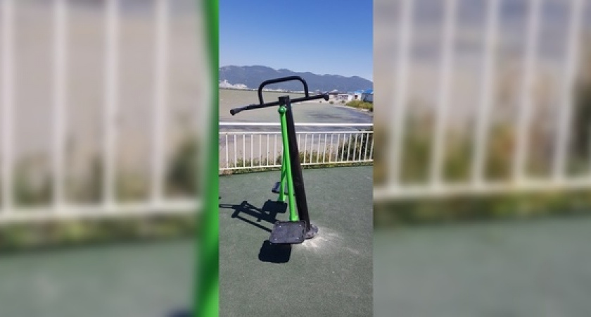 Новые тренажеры на пляже в Алексино уже шатаются