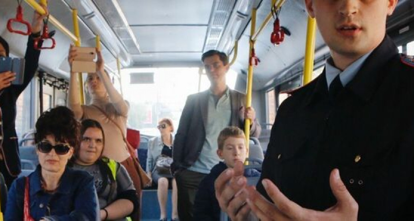 Пассажиры общественного транспорта Новороссийска стали зрителями передвижного театра