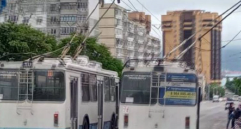 «Орал, как резаный, и сорвал «рога»: в Новороссийске водители троллейбусов устроили разборки посреди улицы