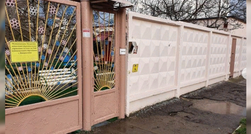 Жители Приморского района Новороссийска пожаловались на отвратительное состояние тротуара