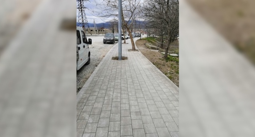 Новый тротуар в 13-м микрорайоне Новороссийска напоминает горожанам полосу препятствий