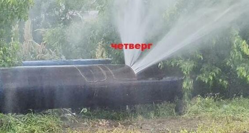 «Вода сильнее рабочих!»: в Новороссийске за четыре дня одну и ту же трубу прорвало три раза
