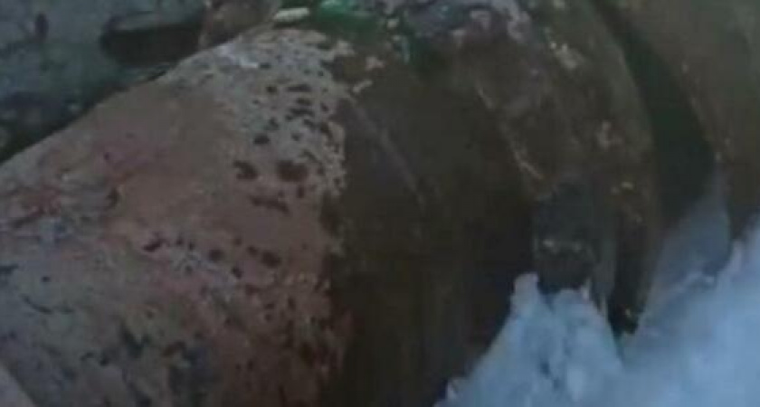 В Восточном районе Новороссийска прорвало водопроводную трубу в колодце