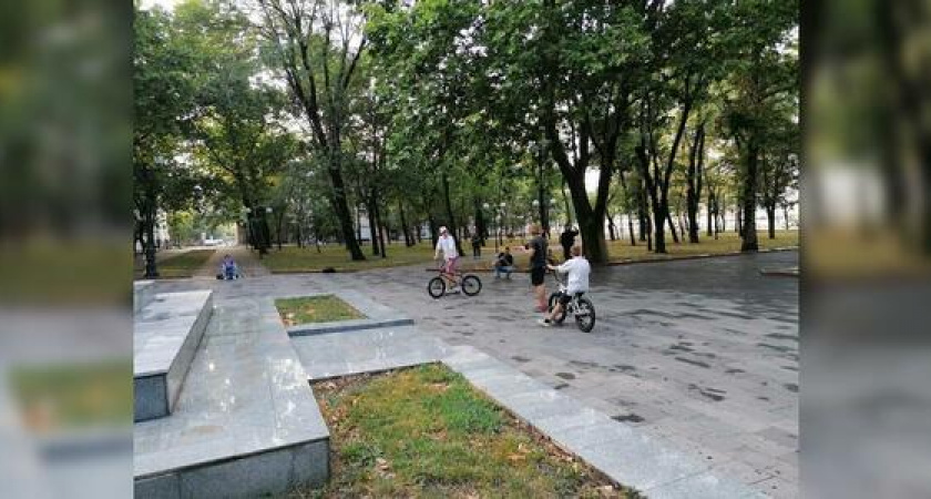 Гости города-героя Новороссийска возмущены, что молодежь катается на скейтах и велосипедах на площади Героев
