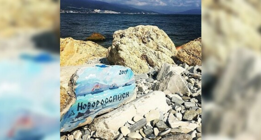 Художник нарисовал на валуне красочную открытку, посвященную Новороссийску