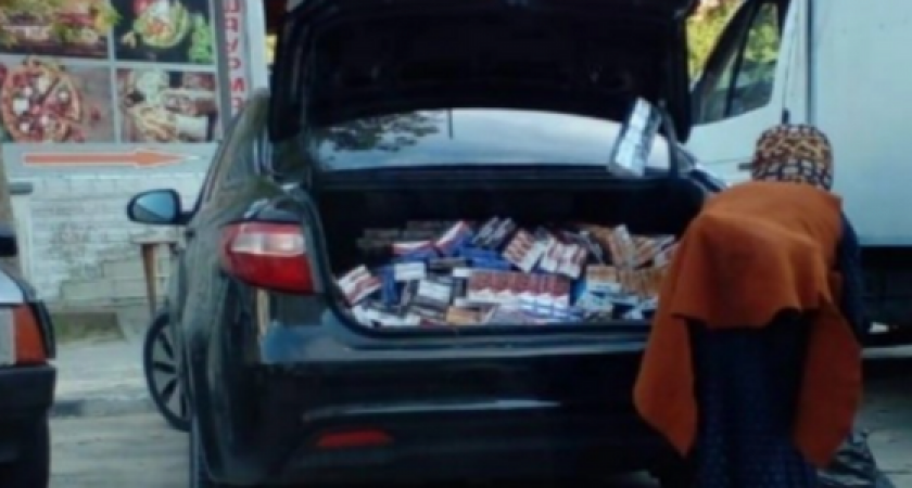 Багажник забит до отказа: в Новороссийске цыгане привозят паленые сигареты на продажу на дорогой иномарке