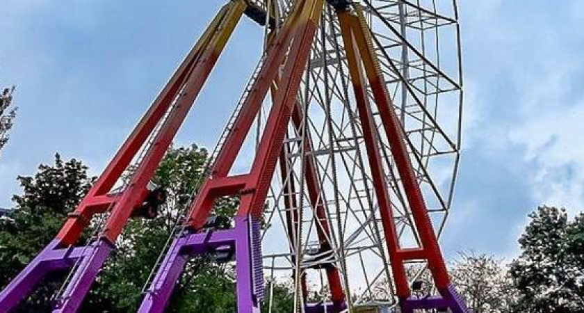 В Новороссийске начали монтировать новое колесо обозрения