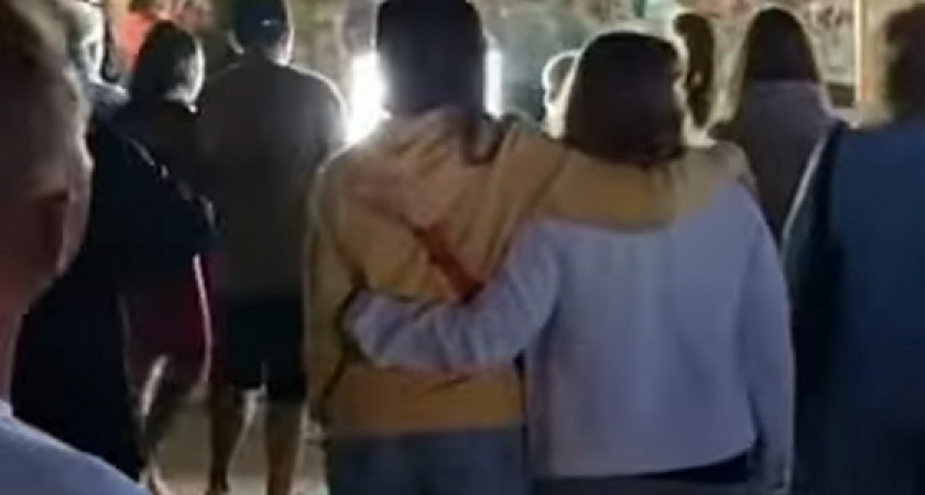 В Кабардинке туристы не сдаются: перед входом в кафе выстроилась длинная очередь