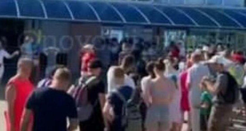 «Полный аншлаг!»: сотни туристов стоят в очереди в аквапарк Геленджика