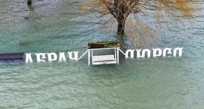 "Озеро переполнено, потому что выпала не одна месячная норма осадков": глава Абрау-Дюрсо рассказала о ситуации в поселке