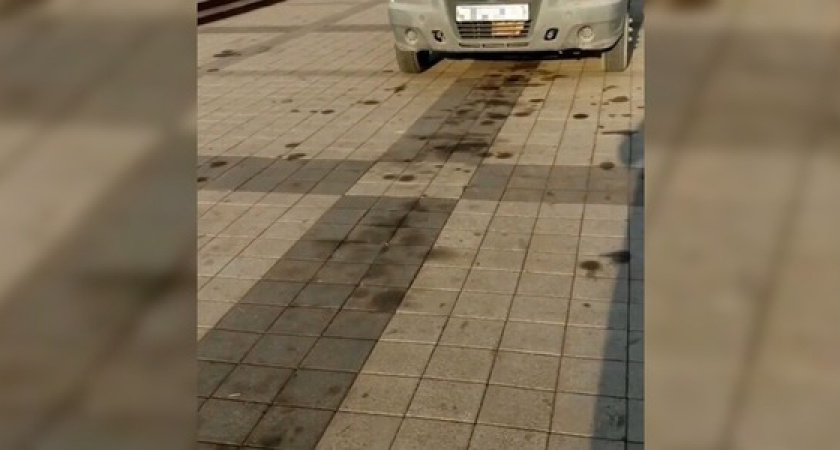 Жители Новороссийска сняли на видео «Газель», которая пачкает набережную маслом