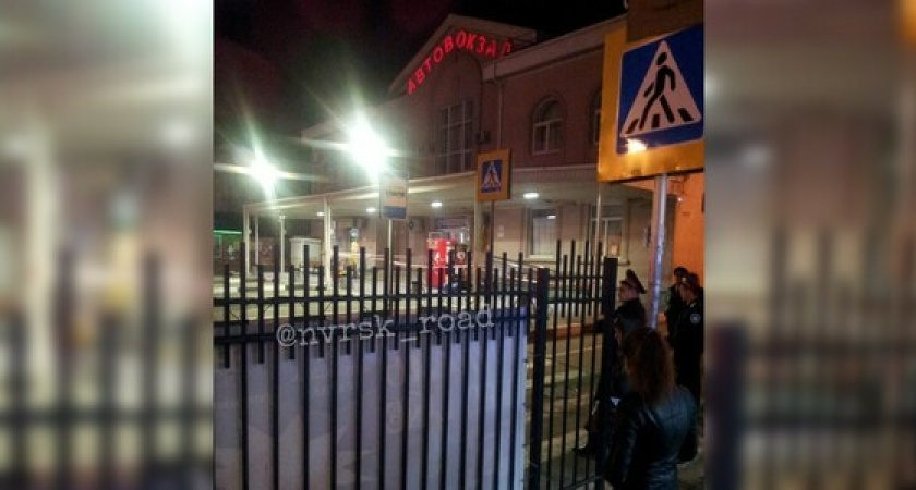 В Новороссийске эвакуировали и оцепили автовокзал из-за подозрительной сумки: очевидцы сняли на видео работу сапера