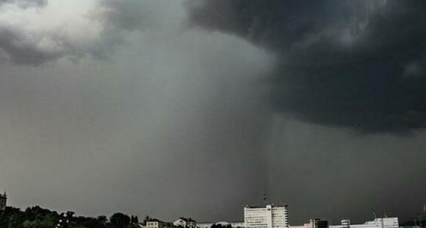 Ливень, град, шквалистый ветер и смерчи: в Новороссийске на три дня объявлено штормовое предупреждение