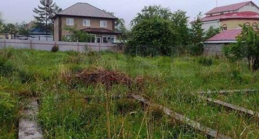 На набережной Новороссийска разровняли участок на месте снесенной заброшки: что хотят построить?