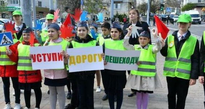 В Новороссийске 625 школьников и студентов вышли на дороги города с плакатами