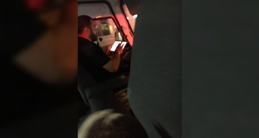 Новороссийцы сняли на фото водителя маршрутки, который всю дорогу «залипал» в планшет