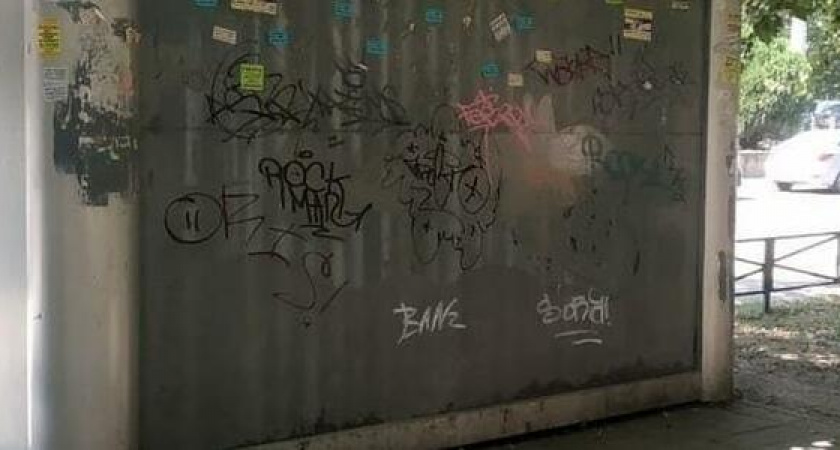 Вредительство продолжается! В Новороссийске изрисованы каракулями все остановки и заборы: что делать при встрече с вандалами