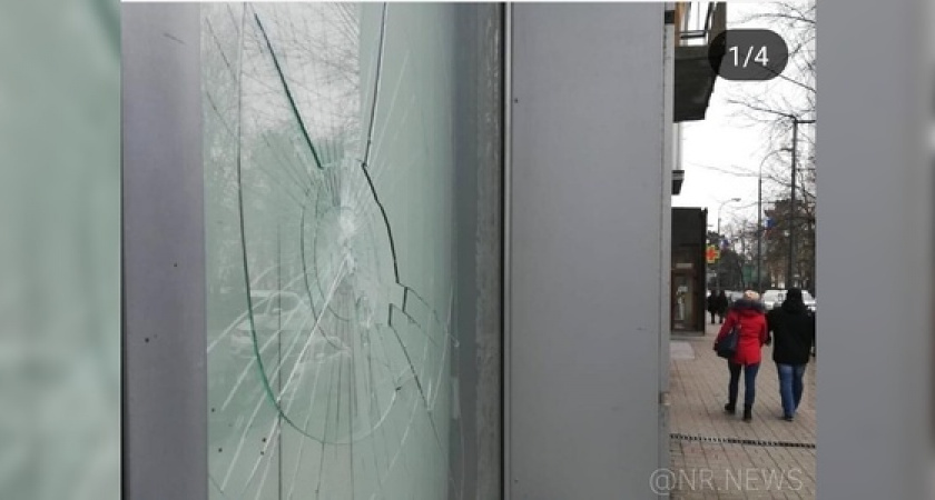«Вандальное обострение»: неизвестные побили стекла и исписали стены здания в центре Новороссийска
