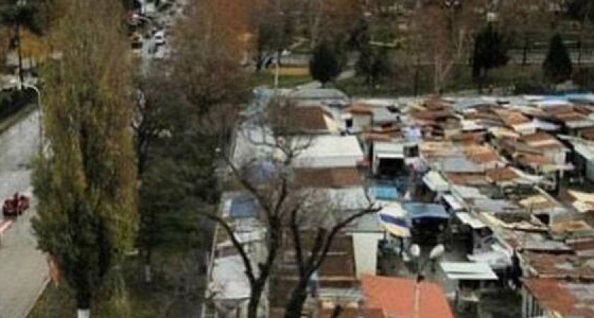 Челноки с клетчатыми сумками и примерка на картонках: ретрофото вещевого рынка Новороссийска