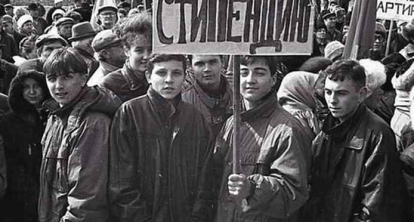 "Без ОМОНа и задержаний": 10 ретрофото о том, как проходил митинг в Новороссийске четверть века назад