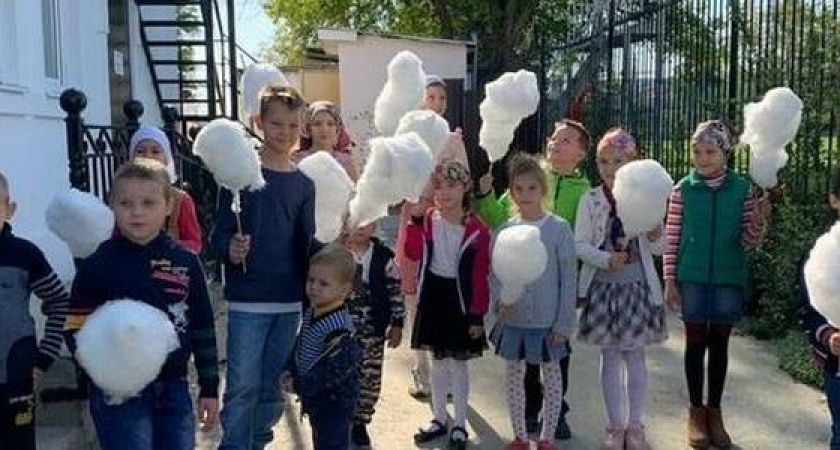 Добрые новости: предприниматель подарил храму в станице Раевской  аппарат по изготовлению сахарной ваты