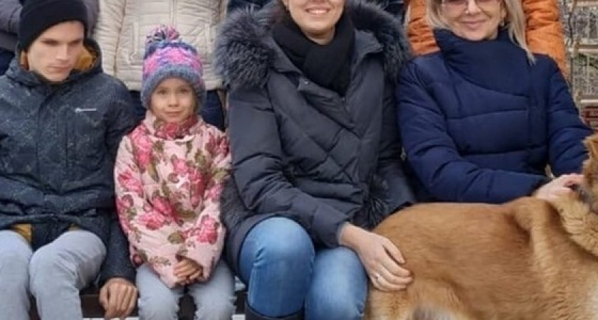 Слепого пса, которого изувеченным нашли среди мусора, приютила новороссийская семья с незрячим ребенком