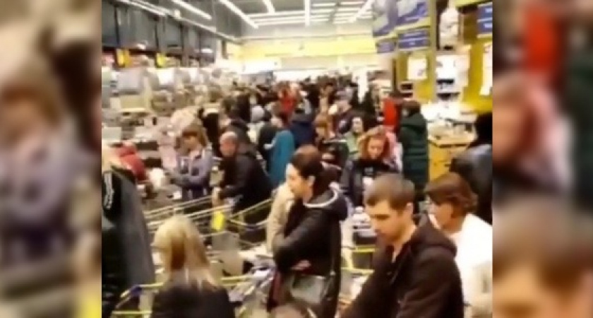 Предновогодний ажиотаж: перед кассами новороссийского супермаркета выстроились огромные очереди (видео)