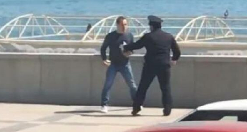 "Не трогай меня! Я вышел из дома за хлебом!"Новороссийцы сняли на видео скандалящего мужчину, который не желал выполнять требования полицейского