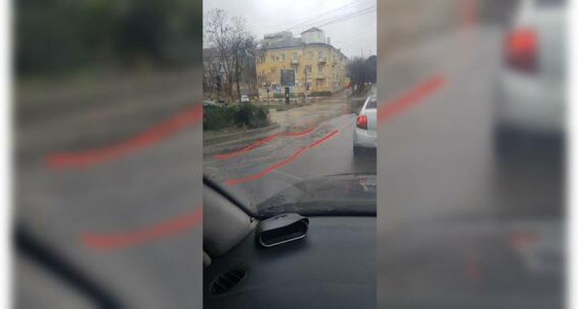 «Водоканал еще не переключился на новые сети и пользуется старыми коммуникациями, которые и вызывают утечки». Власти Новороссийска рассказали, почему вымыло асфальт на улице Энгельса