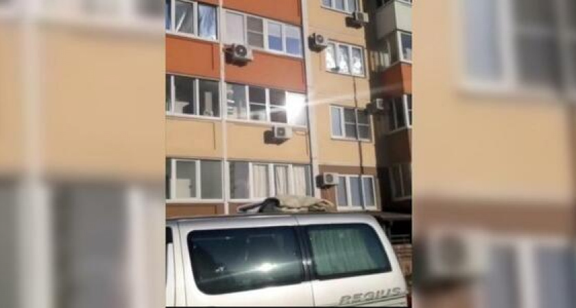 «Бразильские страсти»: горожане выкидывают вещи из окна многоэтажки в Новороссийске
