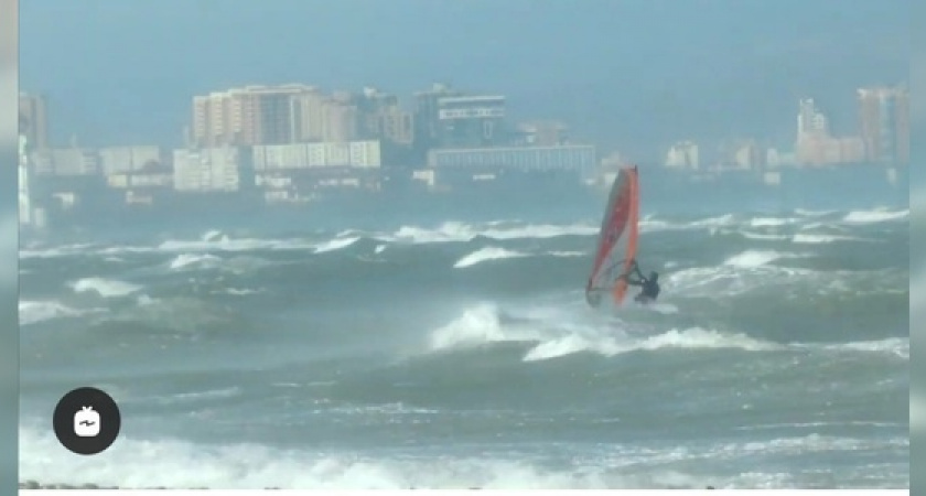 «Виндсерфинг по-новороссийски»: местный житель покорял волну во время урагана