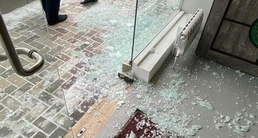 Оборванные провода и разбитые двери: что натворил норд-ост в Новороссийске