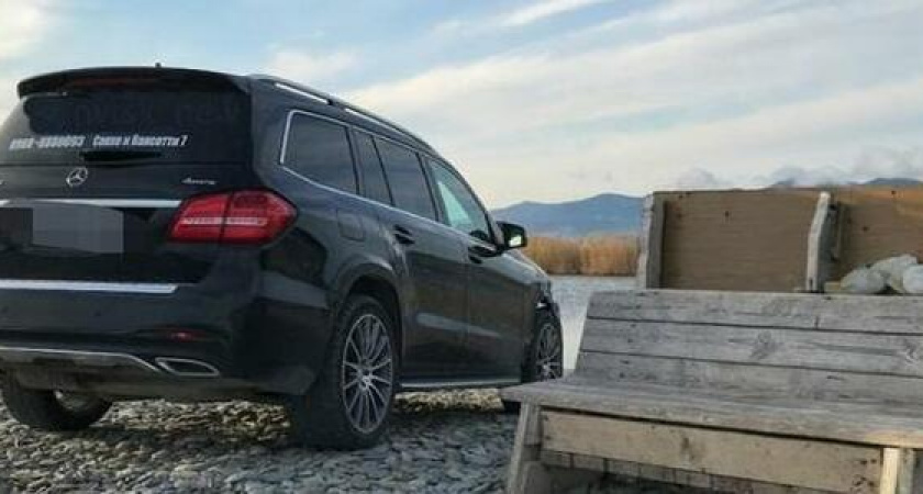 Богачам закон не писан: внедорожник на блатных номерах катается по пляжу в Алексино