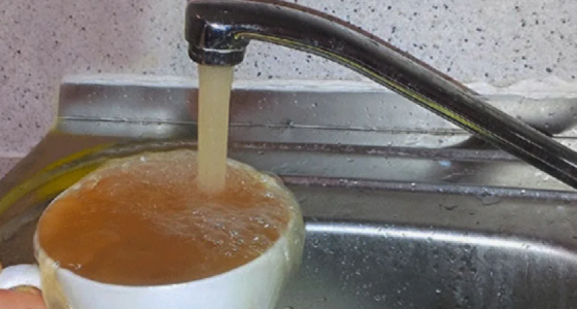 Вода цвета виски уже неделю идет из кранов жителей Южного района Новороссийска