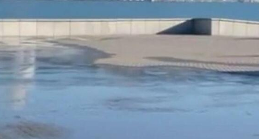 По набережной Новороссийска бурным потоком течет водопроводная вода