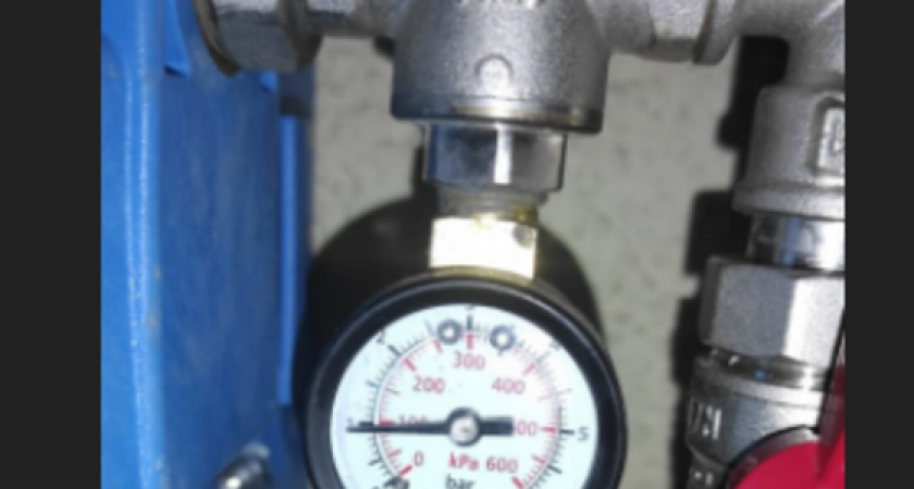 «Котлы просто не запускаются!»: жители Новороссийска пожаловались на низкое давление подачи воды