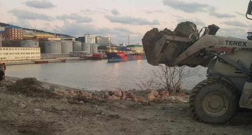 На Волочаевском пляже в Новороссийске начала работать строительная техника