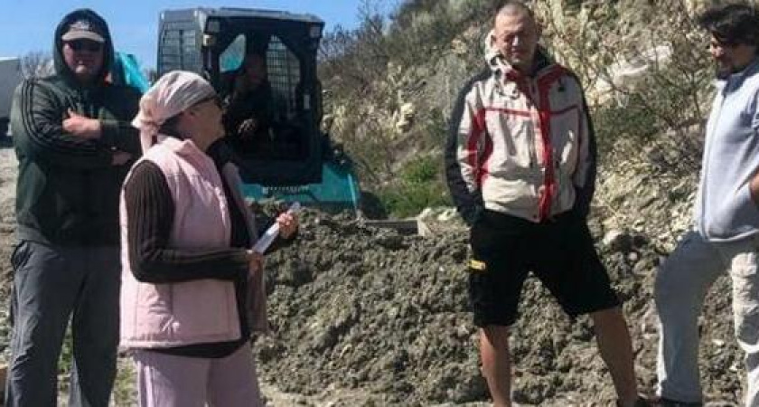 Вокруг пляжа ставят забор, а не берегу работает техника: активисты продолжают «держать оборону» Волочаевского пляжа в Новороссийске