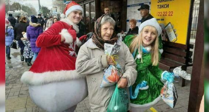 Волонтеры Новороссийска раздали случайным прохожим 150 новогодних подарков