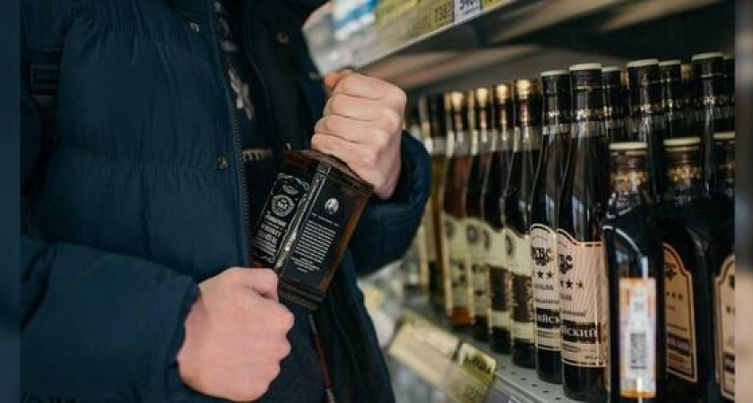 Мужчина украл из супермаркета шесть бутылок элитного алкоголя общей стоимостью свыше 21 тысячи рублей