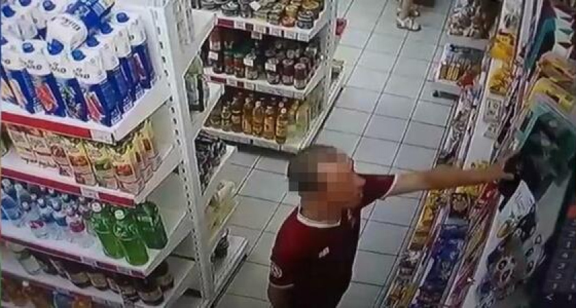 В Новороссийске мужчина попытался внести из магазина коробку конфет под одеждой