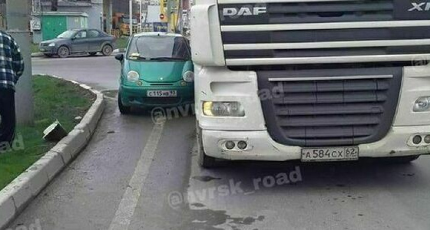 Слон и моська. Фото нестандартного ДТП обсуждают новороссийцы в соцсетях