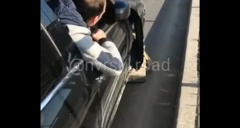 В Новороссийске у иномарки посреди дороги лопнуло колесо.  Водитель решил проблему нестандартным способом (видео)