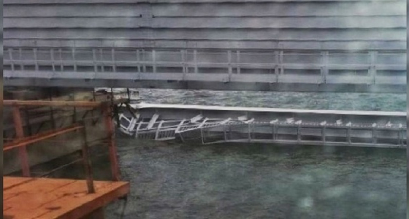 При строительстве железнодорожной части Крымского моста в воду рухнул фрагмент пролета