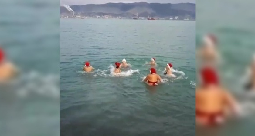 Жительницы Новороссийска провожали старый год, купаясь в море в новогодних шапках