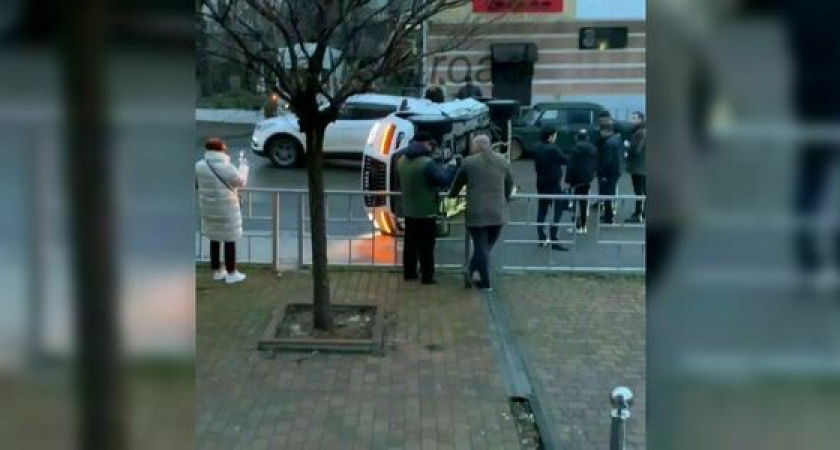 От удара в Новороссийске перевернулась иномарка (видео момента ДТП)